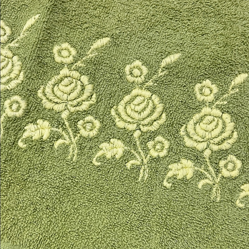 Vintage Dundee Green Towel with Floral Design - Picture 3 of 5